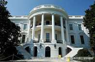 加拿大留學(xué)生和本地學(xué)生學(xué)費(fèi)差異解析